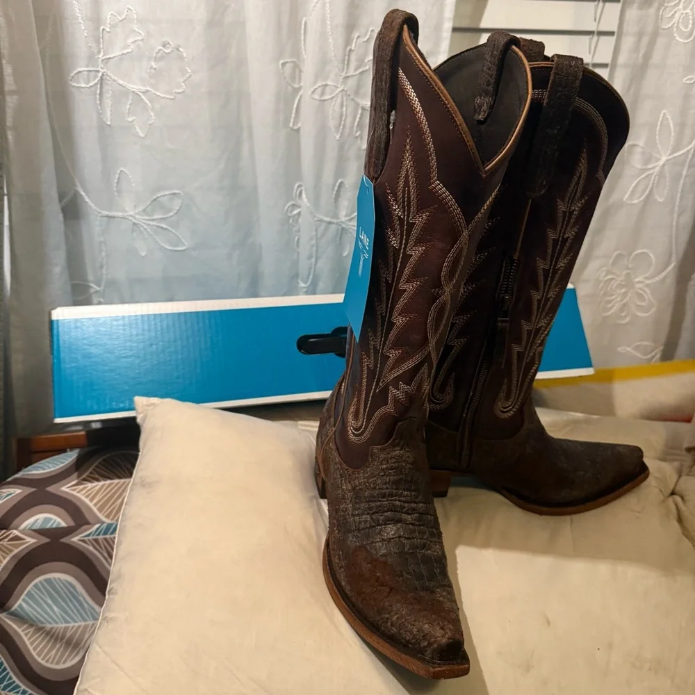 Lane “Skylight” Brown distressed Western Cowboy Boots
Size: 7.5 - Picture 4 of 9